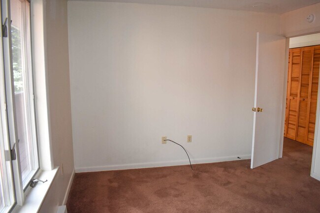 Building Photo - Second Floor - Two Bedroom with Garage in Jersey Shore