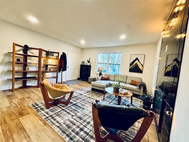 Building Photo - 275 Winding River Dr