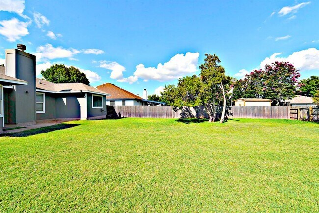 Building Photo - 904 Lantana Ln