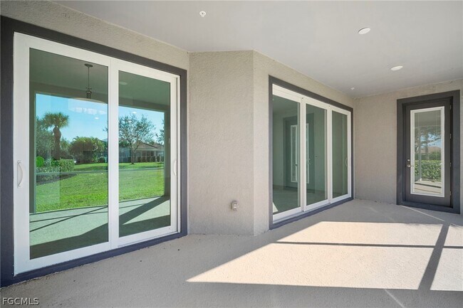 Building Photo - 12000 Santaluz Dr