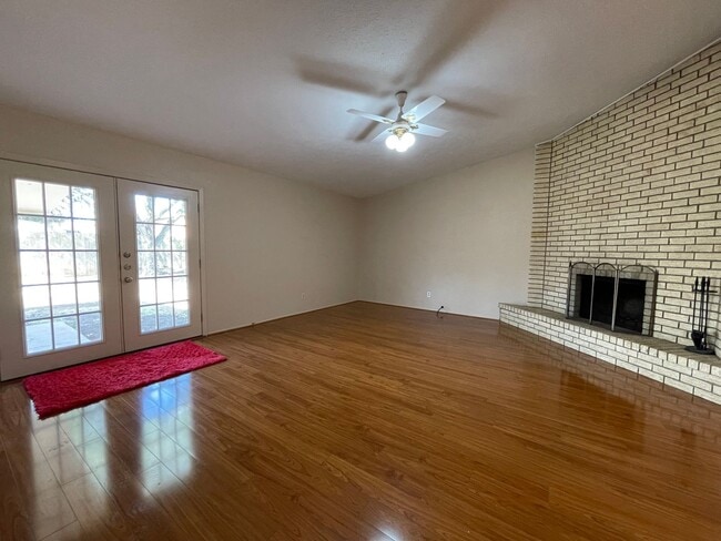 Building Photo - COMING SOON - SPACIOUS 3 BEDROOM 2 BATH BRICK HOME