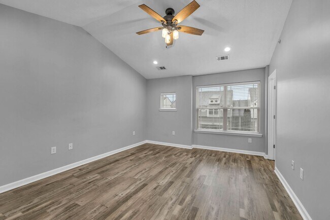 Building Photo - Move-in Ready Townhome in heart of Spring Hill