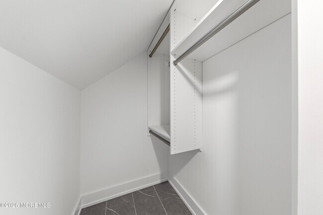 Building Photo - 427 Hoyt St