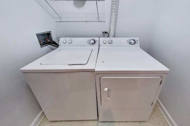 Building Photo - Available August 1st - 3 Bedroom in Wicker Park