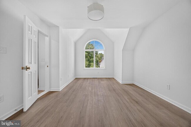 Building Photo - 221 Spring Race Ct