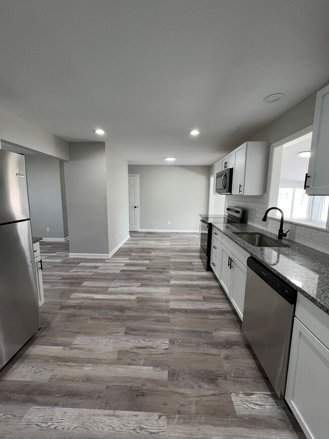 Building Photo - 3 Bedroom Beautifully updated Ranch