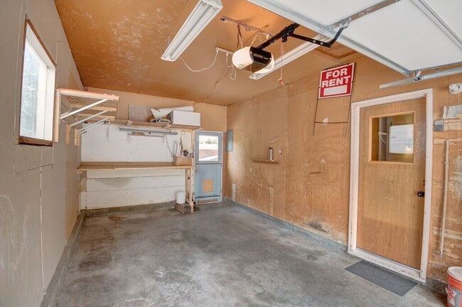 Building Photo - 4 Bedroom 2 Bathroom Located on the Boise Bench (Available for a 6 month lease).