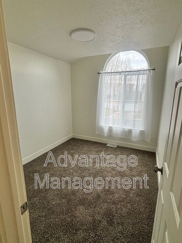 Building Photo - 741 1420 W