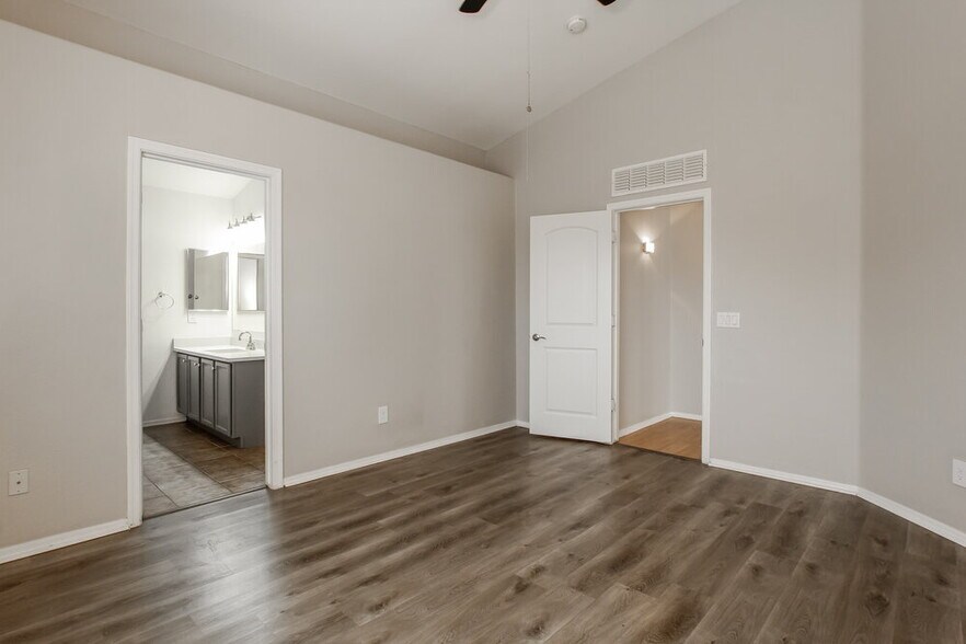 Building Photo - 15227 W Fillmore St