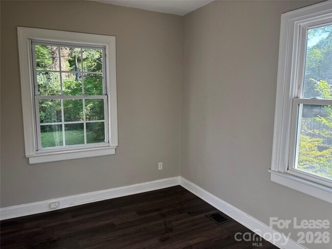 Building Photo - 2565 Brentwood Pl