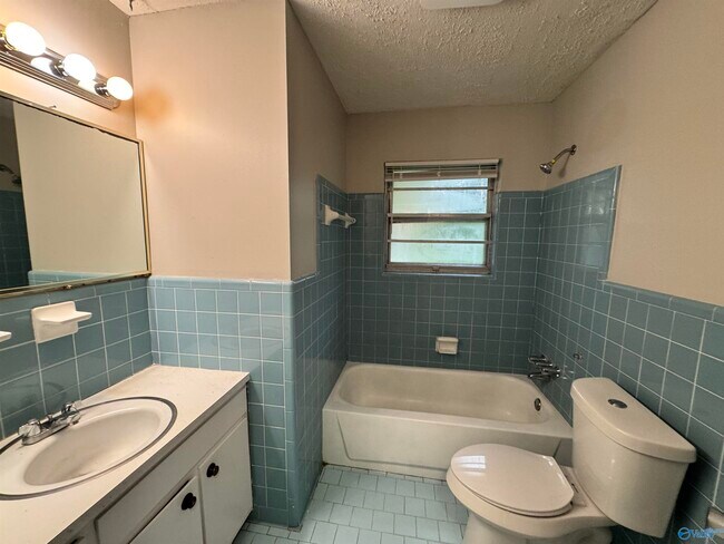 Building Photo - 3812 Melody Cir NE