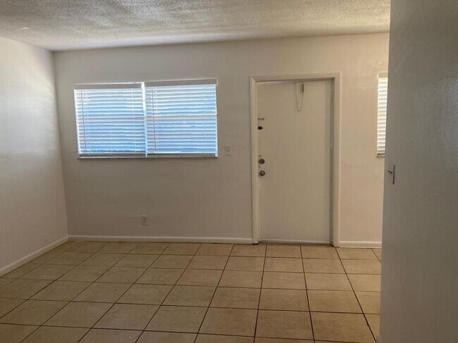 Building Photo - 466 Sunshine Dr