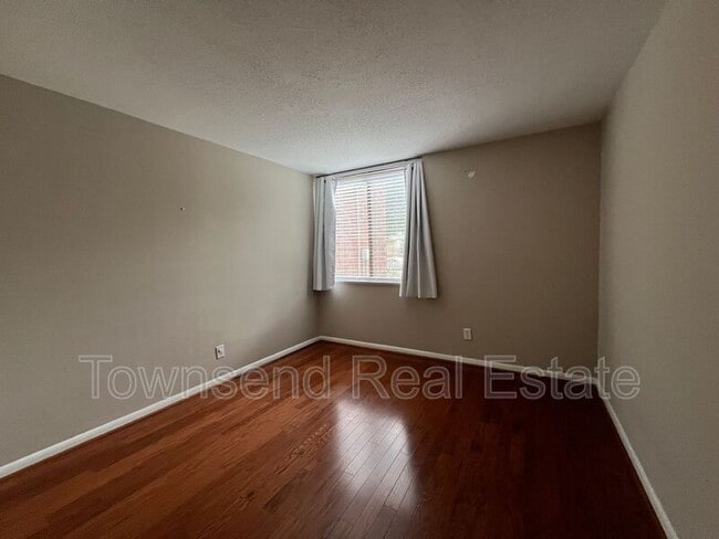 Building Photo - 1100 Clarendon St