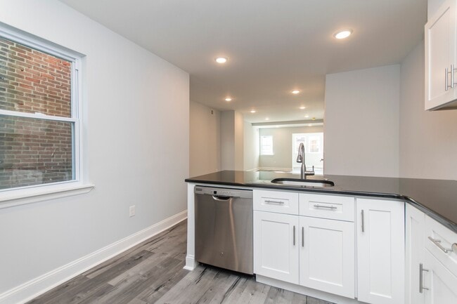 Building Photo - Recently renovated home in South West Phil...