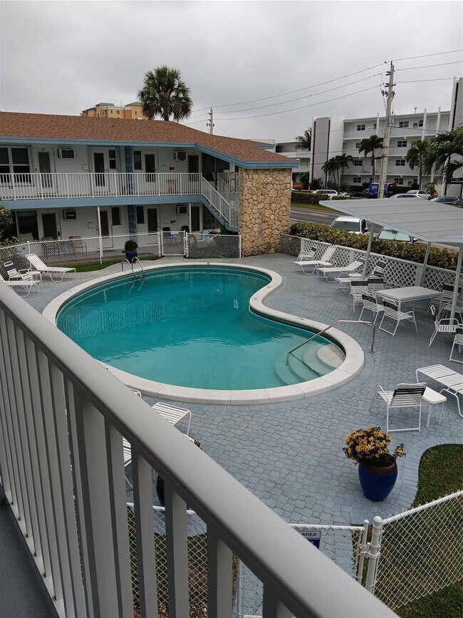 Building Photo - 1110 N Riverside Dr