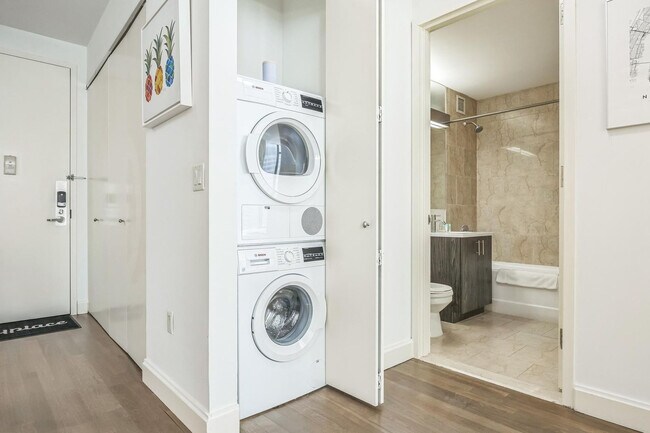 Building Photo - 10 Hanover Square