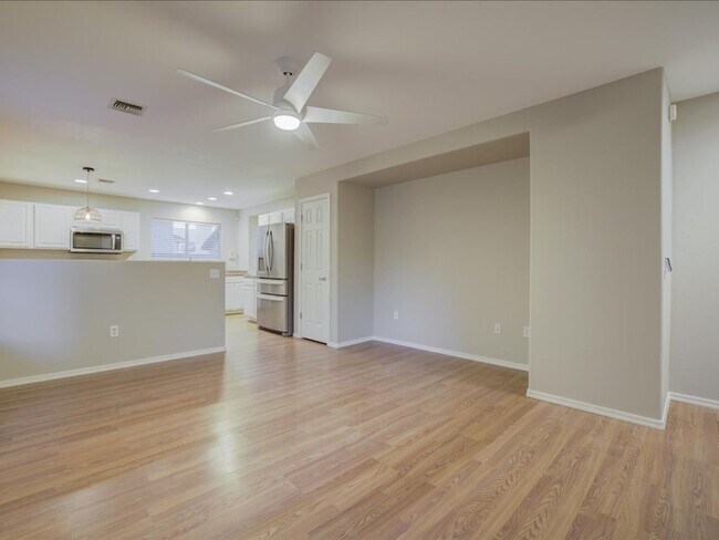 Building Photo - 2 Bedroom, 2.5 Bath