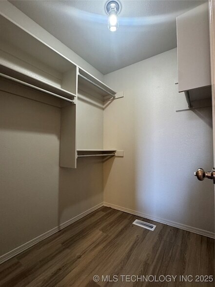 Building Photo - 14246 S Hickory St