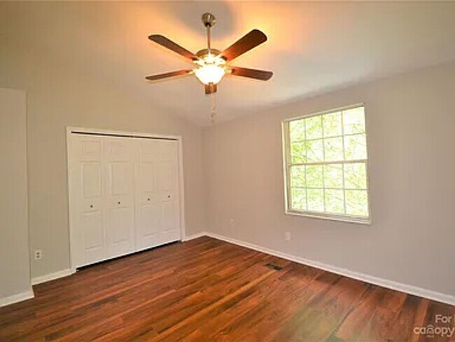 Building Photo - Updated 2 Bed, 2.5 Bath Townhome in Charlotte