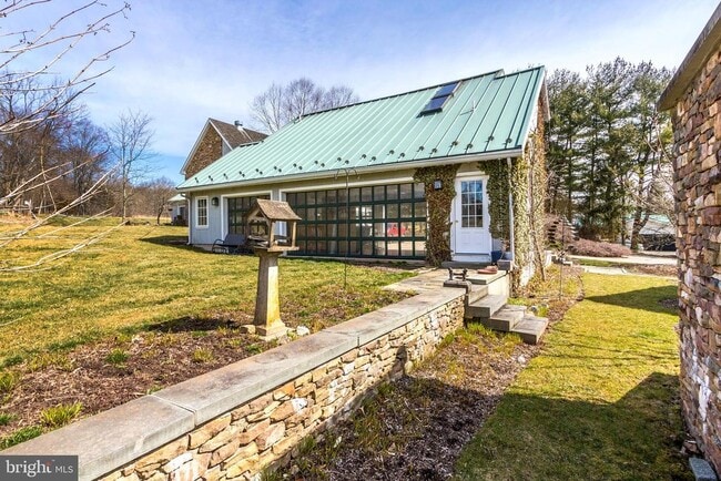 Building Photo - 373 Pineville Rd
