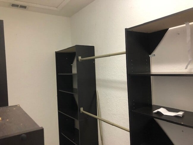 Building Photo - SUPER 3 BDRM TOWNHOUSE IN REGENCY OAKS!