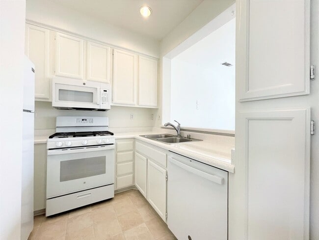 Building Photo - Beautiful Townhome in Rancho Carrillo!