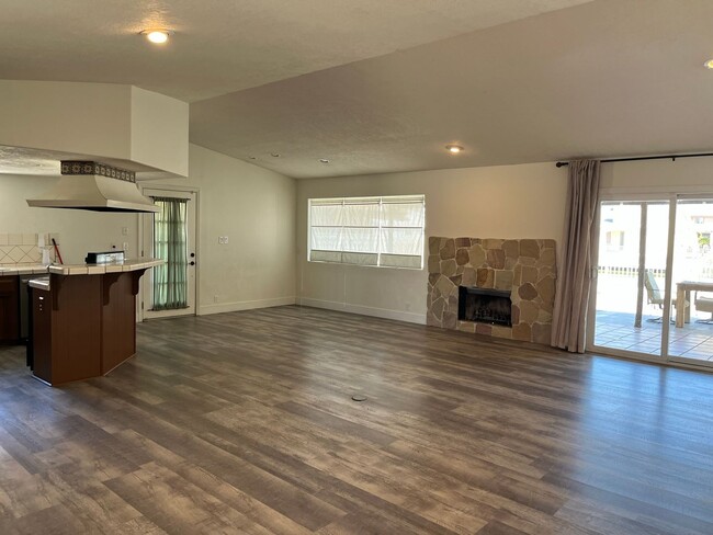 Building Photo - Lake Living at Its Finest!