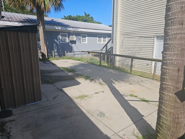 Building Photo - 3 BD / 2 BA Unfurnished - One block to the beach