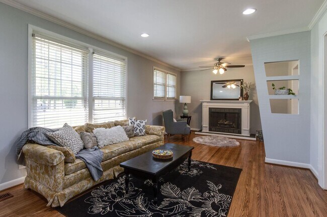 Building Photo - $2500/mo A newly remodeled 3 bedroom 2.5 B...
