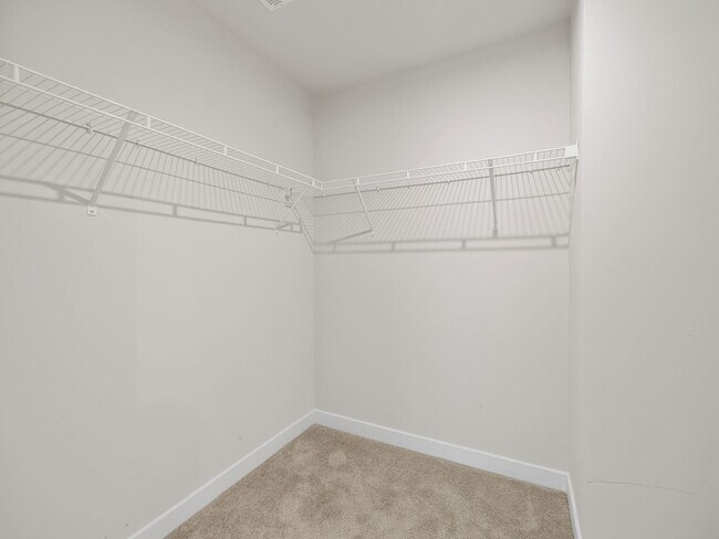 Building Photo - Beautiful 3 BR, 2.5 BA Townhome Located in...