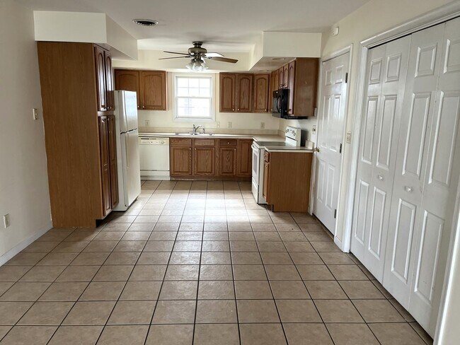 Building Photo - 152 Lantern Ln
