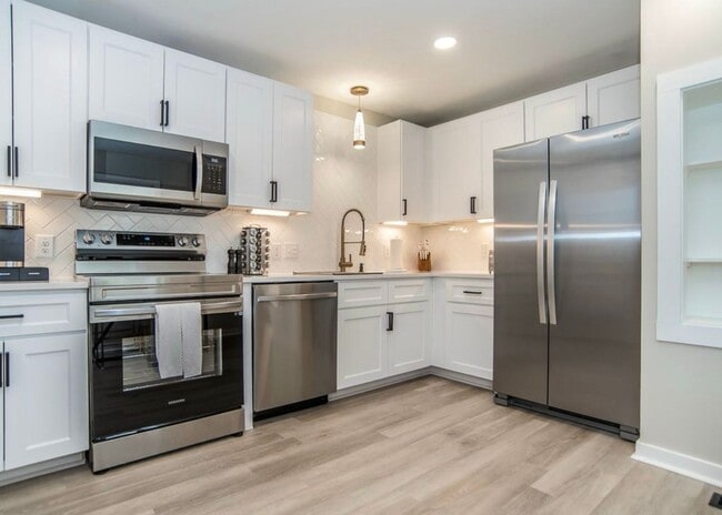 Building Photo - **OFFERING 1/2 OFF FIRST MONTH'S RENT FOR 9+ MONTH LEASE & REFUNDABLE APPLICATION FEES** Luxuriou...