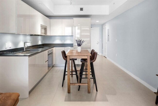 Building Photo - 1010 Brickell Ave