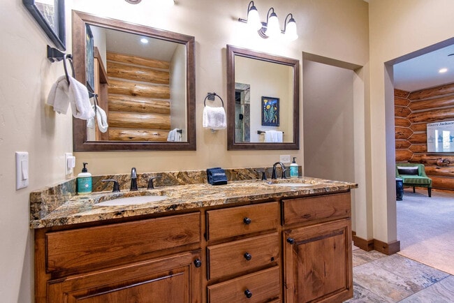 Building Photo - 1330 Larsen Ln