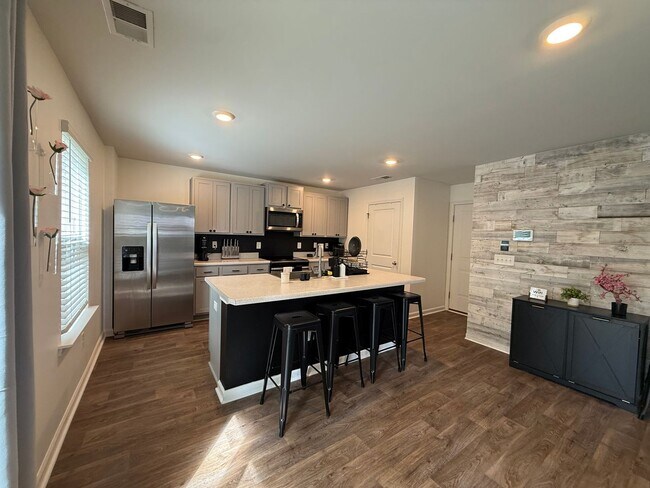 Building Photo - Fully Furnished - Move in Ready - Less than 12 month lease in SNEADS FERRY