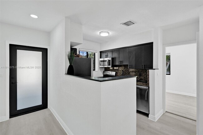 Building Photo - 11643 NE 11th Pl