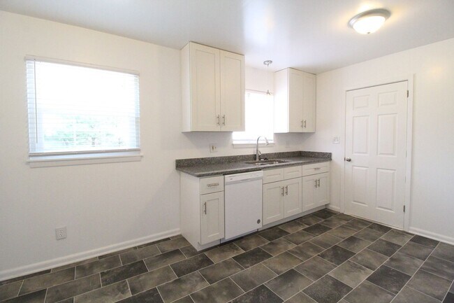 Building Photo - 3 Bedroom 1 Bath Home In Overland Park