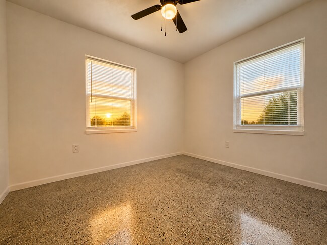 Building Photo - 105 Primrose Ln