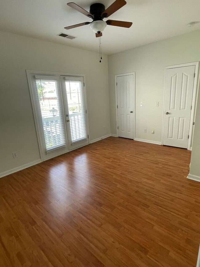 Building Photo - 2BR Townhome w/ Deeded Parking, In-Unit W/D, Patio in Optimist Park