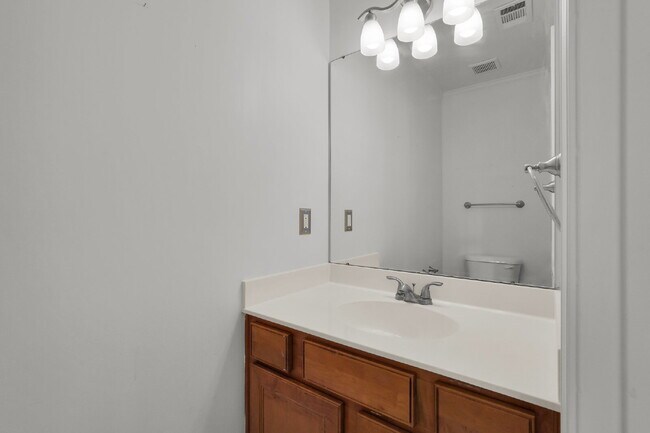Building Photo - 3 Bedroom 2.5 bath home with 2 car garage located in Shadow Moss