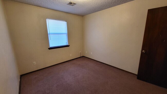 Building Photo - Easy Access ~ 3 bedroom 1 bathroom