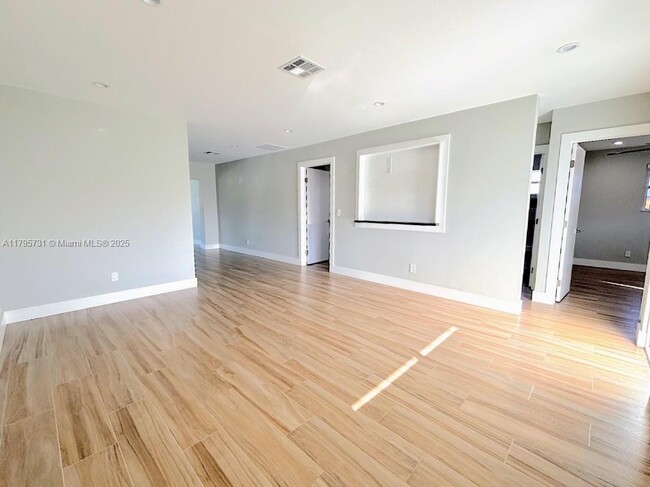 Building Photo - 401 S Highland Dr