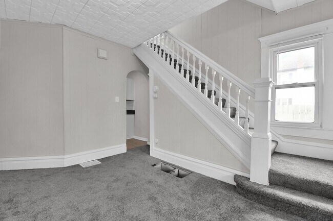 Building Photo - Large Single Family Rental - Available Now