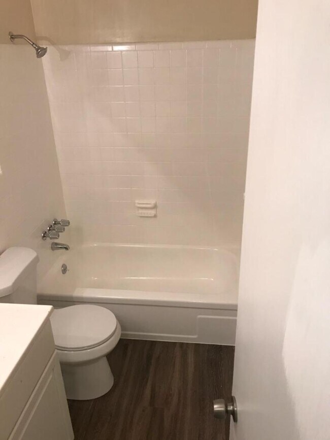 Building Photo - 416 N Grandview Ave