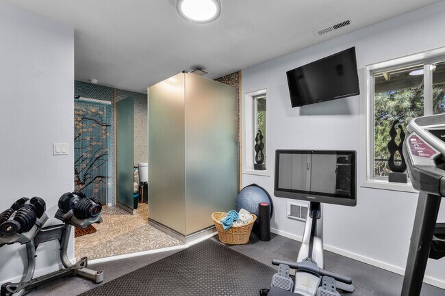 Building Photo - Beautiful bright home with large yard, fin...