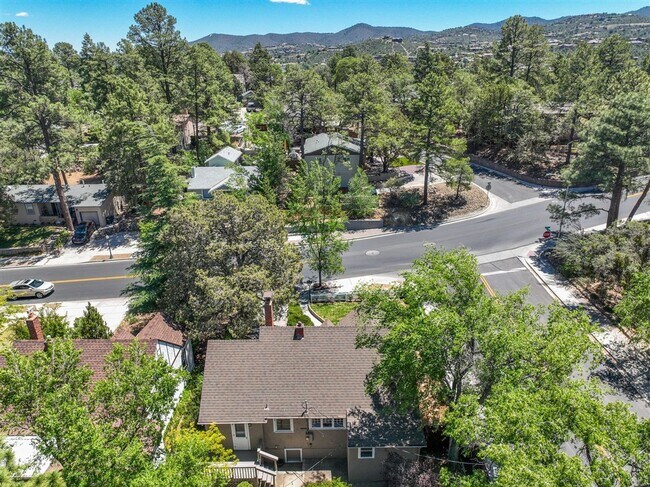 Building Photo - Live on Historic Park Avenue in this 2 Bed 1.5 Bath Single Family Home!