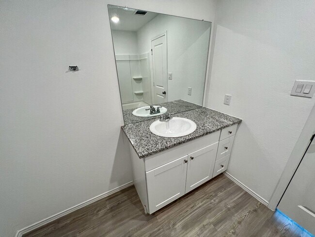 Building Photo - Beautiful 4-Bed 2-Bath Home in the Fabulou...