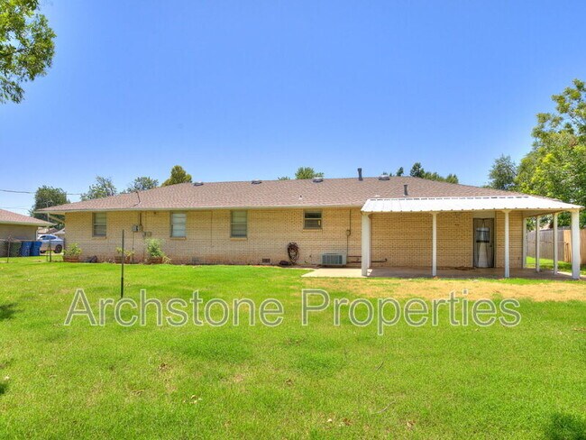Building Photo - 3121 Lakeside Dr