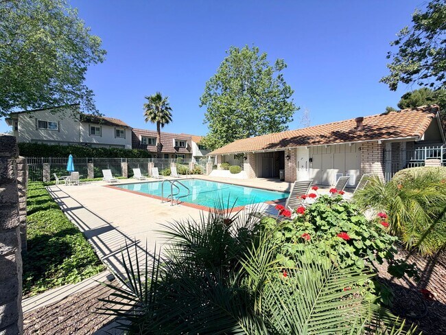 Building Photo - Beautiful End-Unit Townhome 2 bedroom and 1.5 bath