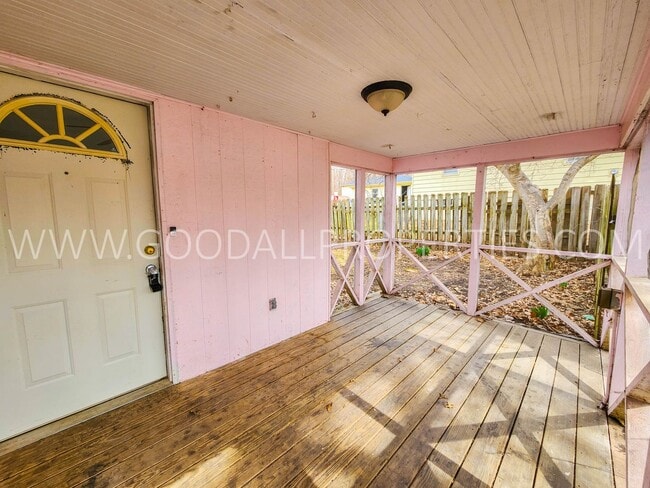 Building Photo - 4-Bedroom Home in Des Moines with Detached 2-Car Garage